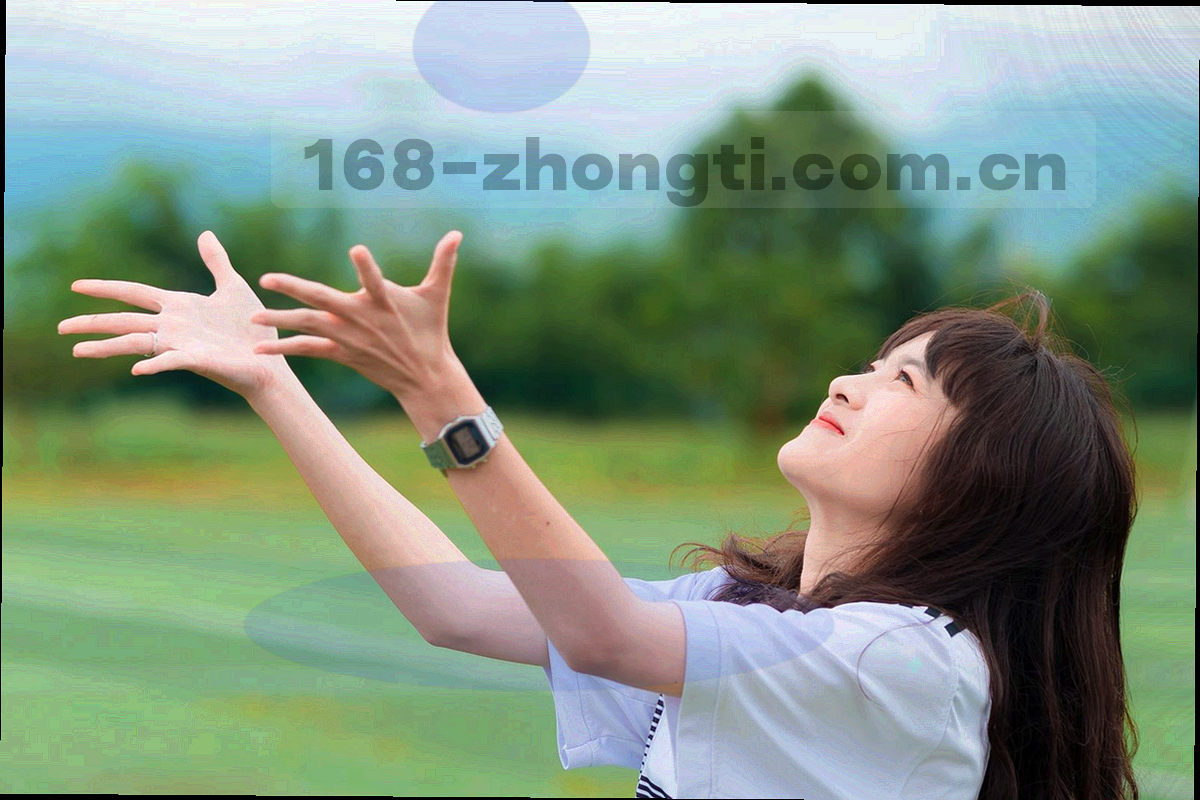 云南居民小区的公告栏与物业前台，画面中无具名人物